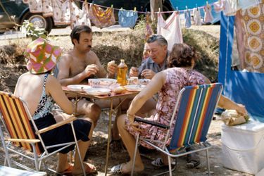 Alpes-Maritimes, 1973 : un déjeuner en famille bien mérité.