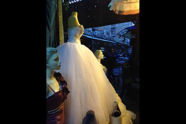 Une robe de mariée dans une boutique du souk