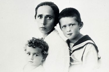 Yitzhak Rabin avec sa mère Rosa et sa soeur Rachel en 1927