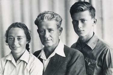 Yitzhak Rabin avec son père Nehemia et sa soeur Rachel, dans les années 1930