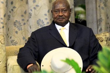 En juillet 2005, une réforme de la Constitution a supprimé toute restriction sur le nombre de mandats pour le chef de l'Etat. Yoweri Museveni a donc été réélu en 2006 puis en 2011. 