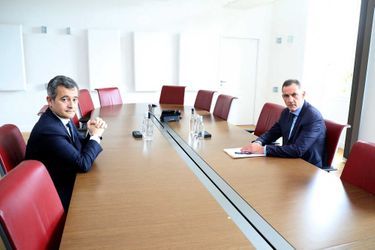 Gérald Darmanin et le président autonomiste du conseil exécutif de Corse, Gilles Simeoni, le 16 mars 2022 à Ajaccio.