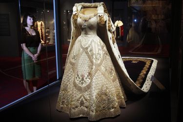 La robe du couronnement de la reine Elizabeth II le 2 juin 1953, présentée dans une exposition le 25 juillet 2013