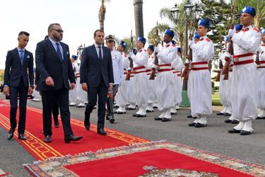Le roi Mohammed VI du Maroc et son fils le prince Moulay El Hassan avec Emmanuel Macron à Rabat, le 14 juin 2017