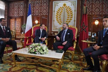 Le roi Mohammed VI du Maroc, son fils le prince Moulay El Hassan et son frère le prince Moulay Rachid avec Emmanuel Macron à Rabat, le 14 juin 2017