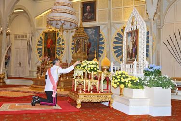 Maha Vajiralongkorn Officiellement Proclamé Roi De Thaïlande 10
