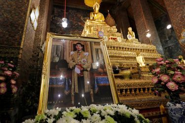 Maha Vajiralongkorn Officiellement Proclamé Roi De Thaïlande 15