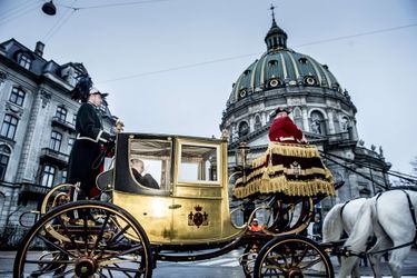 La reine Margrethe II de Danemark dans le carrosse du roi Christian VIII tiré par des chevaux blancs à Copenhague, le 4 janvier 2018