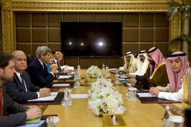 L'ancien secrétaire d'Etat américain John Kerry face au prince Mohammed ben Salmane, en janvier 2016.