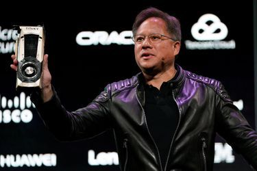 Le directeur de Nvidia, Jensen Huang, présente son nouveau processeur.