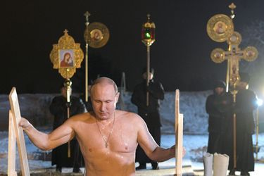 Vladimir Poutine sur les rives du lac Seliger, le 19 janvier 2018.