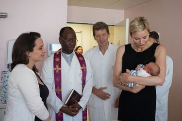 La Princesse a rendu visite aux jeunes mamans et nouveaux nés de la maternité du Centre hospitalier Princesse Grace. 
