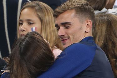 Antoine Griezmann et Erika Choperena dans les tribunes du Stade de France lors du match France / Roumanie, juin 2016.