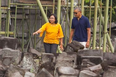 Barack Obama visite le Temple de Prambanan en Indonésie, le 29 juin 2017.
