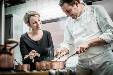 Sébastien et Géraldine Sanjou en cuisine.