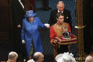 La reine Elizabeth II et le prince Charles lors de l'ouverture du Parlement à Londres, le 21 juin 2017