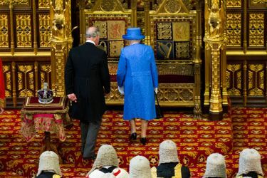 La reine Elizabeth II et le prince Charles à la Chambre des Lords à Londres, le 21 juin 2017