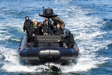 Emmanuel Macron à bord d&#039;un Ecume, une embarcation rapide utilisée par les commandos.