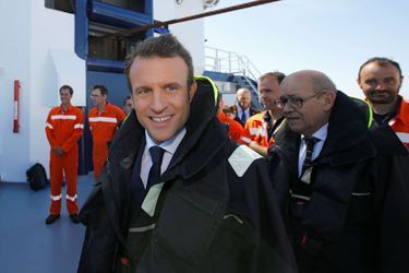 Emmanuel Macron et Jean-Yves Le Drian sur le pont de l&#039;«Abeille Bourbon».