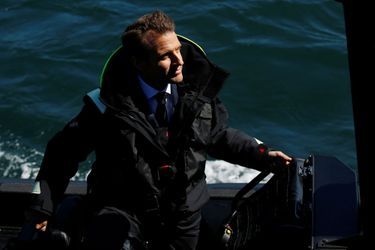 Emmanuel Macron monte à bord de l&#039;«Abeille Bourbon», un remorqueur de haute mer.