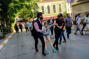 La police a empêché les militants LGBT de manifester dans les rues d'Istanbul dimanche
