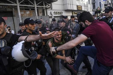 La police a empêché les militants LGBT de manifester dans les rues d&#039;Istanbul dimanche