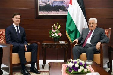 Jared Kushner et le président palestinien Mahmoud Abbas à Ramallah, le 21 juin 2017.