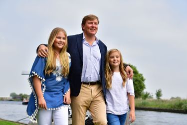 Le roi Willem-Alexander des Pays-Bas avec les princesses Catharina-Amalia et Ariane à Warmond, le 7 juillet 2017