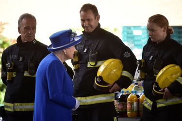 La reine Elizabeth II avec des pompiers au Westway Sports Centre à Londres le 16 juin 2017