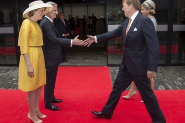 La reine Mathilde et le roi Philippe de Belgique avec la reine Maxima et le roi Willem-Alexander des Pays-Bas à Waterloo, le 18 juin 2015