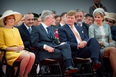 La reine Mathilde et le roi Philippe de Belgique avec le roi Willem-Alexander et la reine Maxima des Pays-Bas à Waterloo, le 18 juin 2015