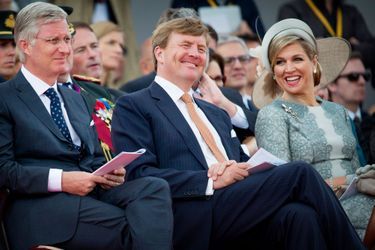 Le roi Philippe de Belgique avec le roi Willem-Alexander et la reine Maxima des Pays-Bas à Waterloo, le 18 juin 2015