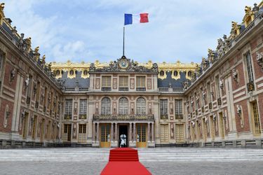Vladimir Poutine est reçu au château de Versailles pour sa première rencontre avec Emmanuel Macron.