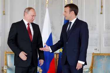 Poignée de mains entre Vladimir Poutine et Emmanuel Macron au château de Versailles.