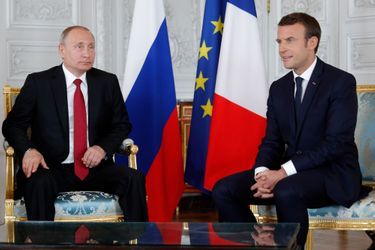 Emmanuel Macron et Vladimir Poutine se rencontrent pour la première fois au château de Versailles.