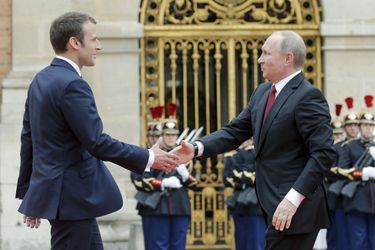 Emmanuel Macron accueille son homologue russe Vladimir Poutine au château de Versailles pour leur première rencontre.