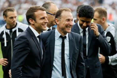 Emmanuel Macron et Jean-Pierre Papin lors de la finale de la Coupe de France