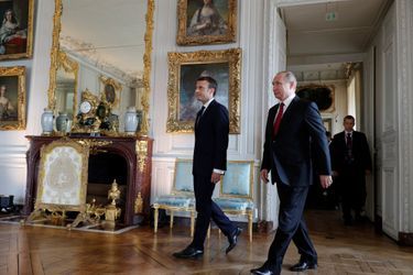 Emmanuel Macron et Vladimir Poutine au château de Versailles.