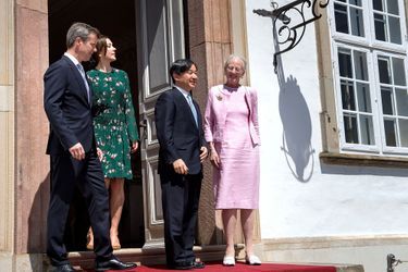 La reine Margrethe II, la princesse Mary et le prince Frederik de Danemark avec le prince Naruhito du Japon à Fredensborg, le 18 juin 2017