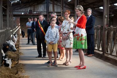 La reine des Belges Mathilde en look champêtre dans une ferme à Maillen, le 13 juin 2017