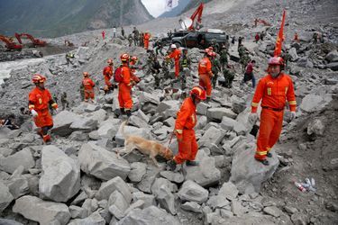 Quinze morts et quatre vingt treize disparus : tel est le bilan provisoire du glissement de terrain qui s&#039;est produit à Xinmo, en Chine.