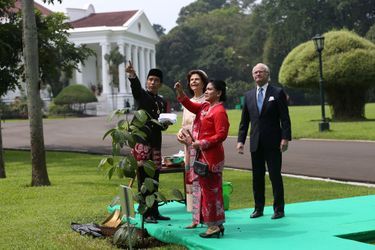 La reine Silvia et le roi Carl XVI Gustaf de Suède avec le président indonésien et son épouse à Bogor, le 22 mai 2017