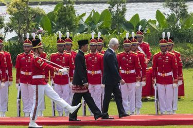 Le roi Carl XVI Gustaf de Suède avec le président indonésien à Jakarta, le 22 mai 2017