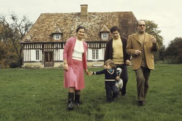 En octobre 1974, Simone Veil, ministre de la Santé se promène avec sa petite-fille, Isabelle, âgée de trois ans, avec son mari Antoine et l'un de leur fils, dans leur propriété de Normandie.