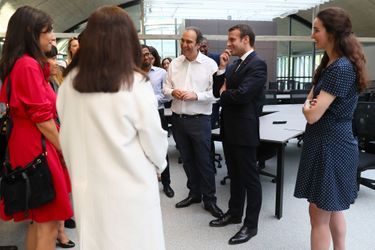 Emmanuel Macron, Xavier Niel et la directrice de Station F Roxanne Varza lors de l'inauguration de Station F. 