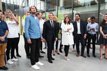 Emmanuel Macron, son épouse Brigitte, Xavier Niel et sa compagne Delphine Arnault, Anne Hidalgo, Mounir Mahjoubi et Roxanne Varza lors de l'inauguration de Station F, le plus grand incubateur de start-up au monde.