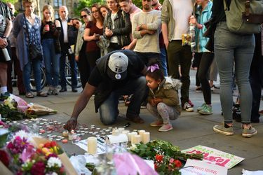 Des milliers de personnes ont voulu rendre hommage mardi soir aux victimes de Manchester.