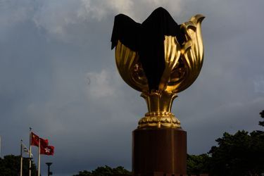 Statue emblématique recouverte d&#039;un drap noir à Hong Kong, le 26 juin 2017.