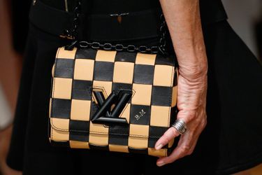 Le sac de Brigitte Macron de la maison Louis Vuitton et avec ses initiales «B.M.».