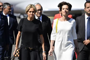 Le Premier ministre belge Charles Michel et sa compagne Amélie Derbaudrenghien ont accueilli jeudi matin Emmanuel et Brigitte Macron à leur arrivée à Bruxelles.   